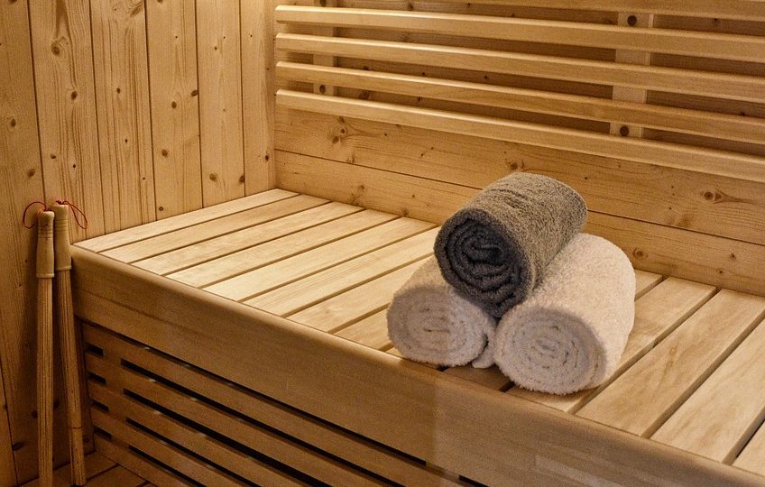 entspannen sie sich in unserem luxuriösen sauna-bereich, der ihnen ein unvergleichliches erlebnis der erholung und erneuerung bietet. genießen sie die wohltuende wärme und die vielfältigen vorteile für körper und geist.