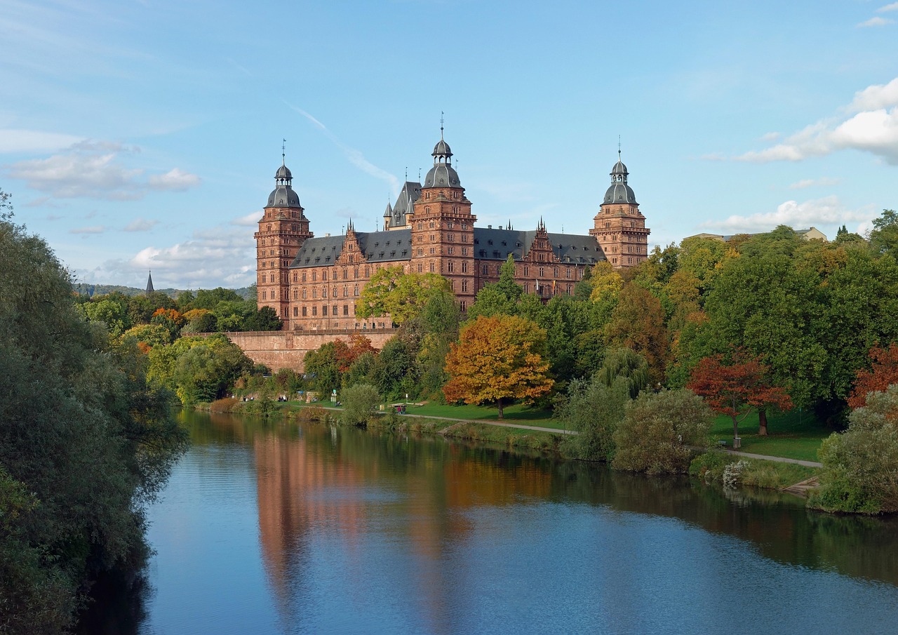 entdecken sie aschaffenburg, eine charmante stadt in bayern, die für ihre beeindruckende architektur, historischen stätten und lebendige kultur bekannt ist. erkunden sie die schönheit des pompejanum, spazieren sie durch die wunderschönen parks und genießen sie die einzigartige atmosphäre dieser faszinierenden stadt.