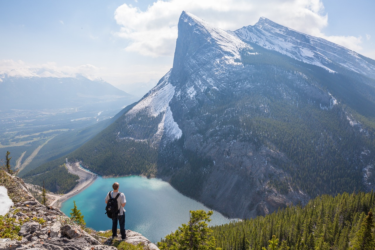 entdecke die abenteuer des backpackings: tipps, routen und ausrüstung für unvergessliche reisen in die natur und zu faszinierenden kulturen. plane dein nächstes abenteuer und erlebe die freiheit des reisens mit einem rucksack!