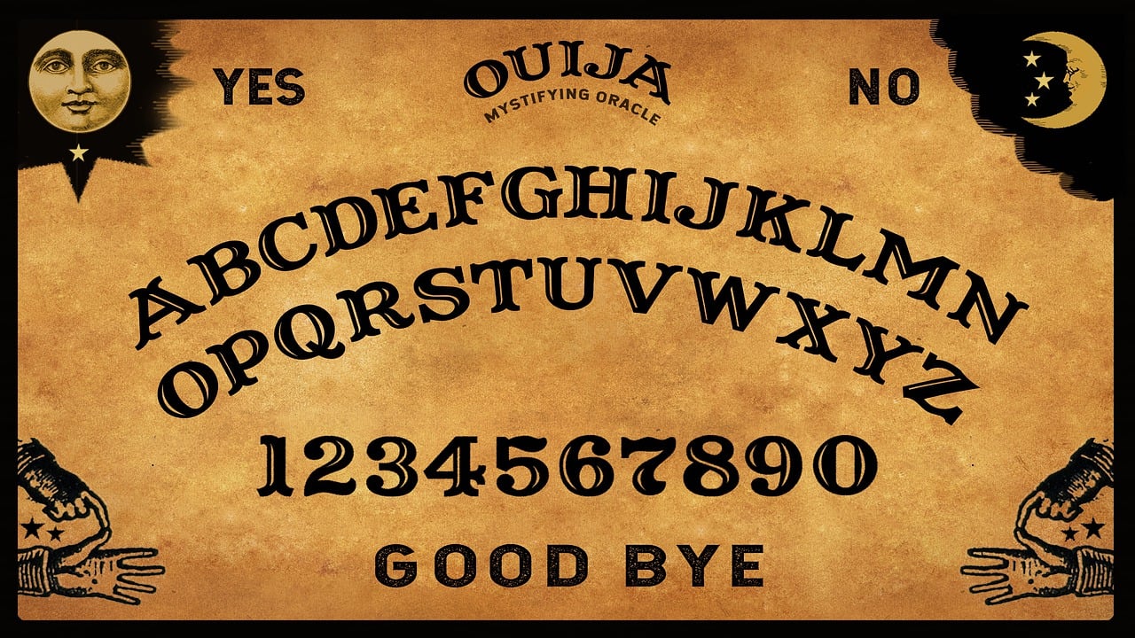 entdecken sie die geheimnisse des ouija, eines mysteriösen brettspiels, das für spirituelle kommunikation genutzt wird. tauchen sie ein in die welt des übernatürlichen und erfahren sie mehr über die geschichte und die anwendung des ouija-boards.